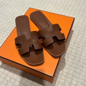 Gold Hermes oran great condition. 38.5
